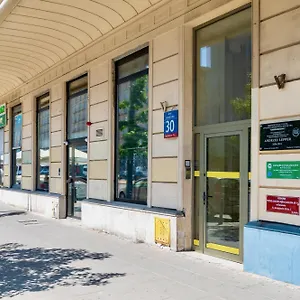 Jess Rondo Charles De Gaulle Hostal Varsovia